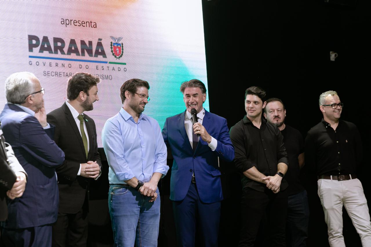 Abertura no palco com autoridades