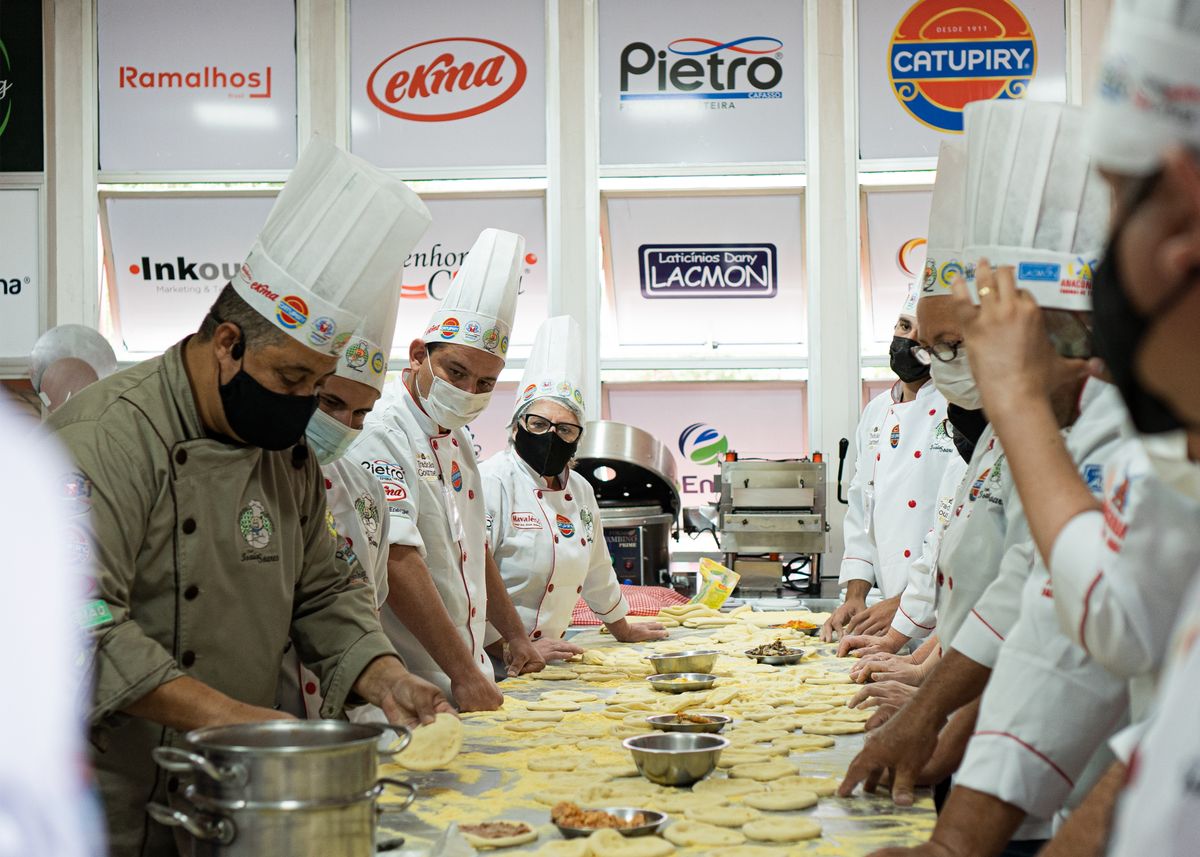 Aula de gastronomia com instrutor e alunos