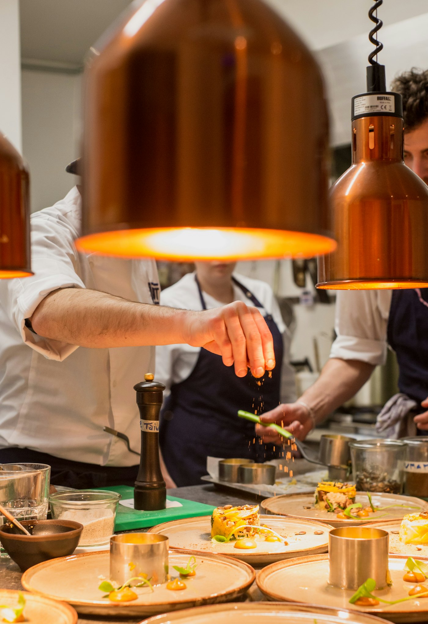 Equipe de cozinha profissional em treinamento